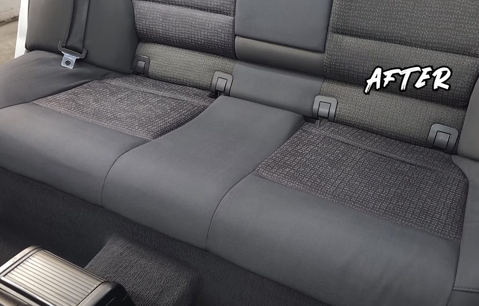 Banquette arrière nettoyée en profondeur par injection-extraction, taches disparues - BMW E46