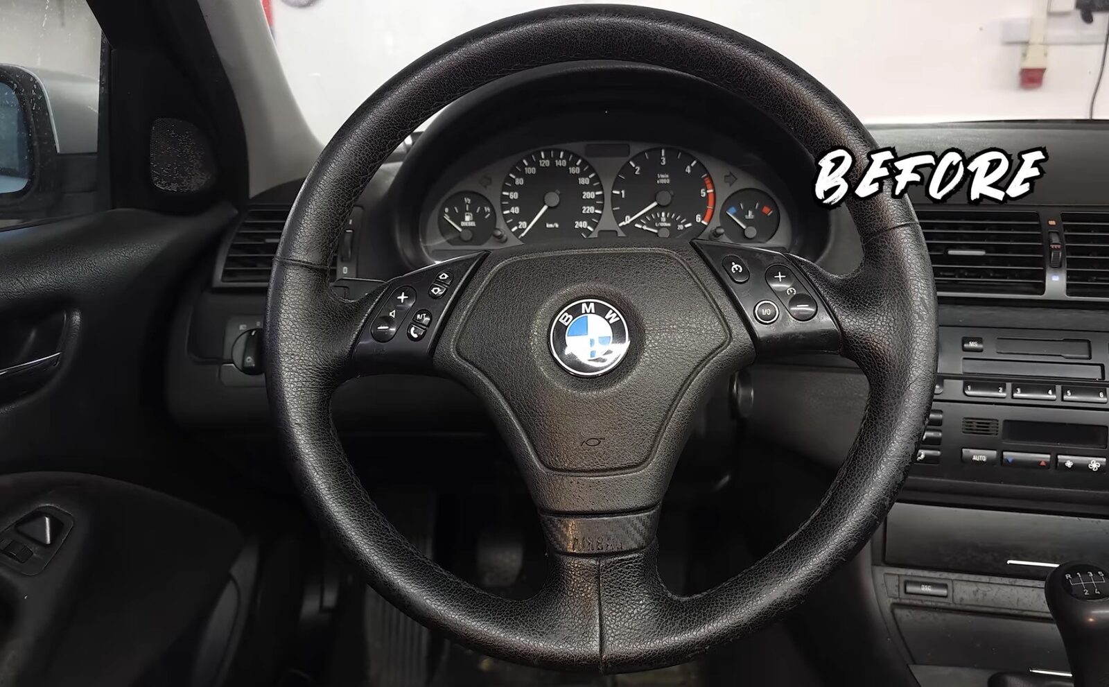 Volant en cuir encrassé et terne avant nettoyage - BMW E46